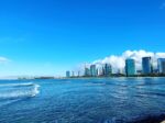 今週のWaikiki Sideは快晴☀️
ハワイは地域により気候が違います。

また
人種により住む場所も違うし
生き方が違う。

私達はハワイでもネィティブハワイアン コミニティーで暮らしているので

日本人、白人系、他ローカルの方々とは
✅聴く音楽
✅食べ物
✅ライフスタイル
✅思考Mind
✅ロミロミ
が違う…

ハワイには沢山の外国人が暮らし
ハワイアンロミロミを教えますロミロミスクールやワークショップが沢山ありますが全てロミロミ風マッサージで、ネィティブハワイアン のロミロミではありません。

ネィティブハワイアン達が日本の日本人に向けて『ロミロミ教えます』スクール配信はやりませんから…

日本のロミロミスクールはほぼマッサージ技術がある方々がハワイに短期に旅行で来て

ハワイの外国人
マッサージスクールの
ロミロミ風マッサージを学んだ
or
ローカルか
ハワイアンのワークショップに数回参加
1週間✖︎5回とかでは
ロミロミやハワイアン文化の本質は分からないし許可無く日本でスクール活動

ハワイ在住日本人の方々がハワイでも日本人スタイルのまま暮らす人がほとんど…
2005年以降ハワイは
日本人移住者が増え、日本で暮らすのと変わらないファッション髪型、ライフスタイル仕事と家の往復だけ(場所がただハワイにいるだけ)のライフスタイルの方々も非常に多いです。

だからハワイアン文化を知らない…
ワイキキには東京にいるような女性が沢山いらっしゃいます。

それが悪いじゃなく…
ただロミロミをしたい人なら残念。
せっかくハワイという素晴らしい島に来たのに日本人のまま暮らす…

ハワイには半端ないお金持ち日本人かそうじゃない人に分かれ
だから
セレブレディスタイルか
日本人のままスタイルに分かれてしまい…
ハワイアンスタイルを分かる日本人女性は本当に少ないです。

人種により
見た目は違いますから
✅ファッション
✅ヘア、メイク
これは変えれるので

プロ　ロミロミニスト
(ロミロミマスター、ロミロミセラピスト)になりたいその道に入ったなら、
全てをハワイアンスタイルにしないならもったい

ロミロミ資格を取得されても
続く人と
資格を習得しただけスクーリングだけしたという人との違いは

🌈エネルギー量の差→全てをハワイアンスタイルにしていくエネルギーはあるのか？→努力をしていく中でロミロミMANAは作られます。

当協会メンバーさんには
ステキなロミロミニストになって頂きたいので

日本でロミロミを学ばれ→ハワイへ研修→現実ハワイを見てAINAハワイの神様とネィティブハワイアン のクムロミ達への挨拶Respect それもロミロミ師になるなら必要な事。

前腕をクルクルやるのが
ロミロミじゃなく、
それは
ロミロミ風マッサージ。

下地やクリーム、リキッド、日焼け止めなどを塗布してバッチリ化粧して
ロミロミは出来ません。

そんなハワイアンは見た事ありません。

ロミロミをやる際のメイク→ロミロミサロン経営するプロならより下地メイクには気をつけなければいけません。

日本人の方々にハワイアンスタイルをお伝えするのは非常に難しいのですが

まずは
✅髪型→髪にもマナが宿ります。
✅メイク
を見直して、自分をハワイアンスタイルに変える努力を…

ハワイは食べ物と不動産は高いですが

服雑貨だけは非常に安いので
ハワイ研修に来られて
✅ハワイでのハワイアンスタイルファッション
✅日本でも使える日本でのロミロミ時ファッション雑貨

BIGなスーツケースいっぱい詰め込んでもスーツケース込み５００ドル以下で買えます。

ハワイへは手ぶらでハワイ空港に着いたらそのまま買い物→現地ファッションにお着替えしハワイアンスタイルなハワイを体験しながらロミロミ研修に参加頂けます。

自分の目でハワイを見てワイキキのロミロミとネィティブハワイアンのロミロミの違いハワイの本当の姿を見て勉強されて下さい。

様々な角度からハワイアンスタイル座学を学んで
人生にロミロミを加える事により、より素敵な人生に…
Alohappyに🌈🌺

円高まで待ちましょう〜
例えば
5,000$が今なら750,000円

1$100円なら50万なのが今25万も差がありますよ😱

1990年とか2013年には1ドル80円とかありました。

逆に100万くらいの価値1000ドルが80万で済むなら
今より70万安く半額でハワイに滞在出来ます。

今日本に外国人が多いのはその影響ですから
ネィティブハワイアンも必ずきますからお待ち下さい。
&ハワイ貯金して下さい🤲🏾

ハワイと日本で伝える
Hawaiian Arts LomiLomi
日本で唯一の正統派ロミロミ資格
#ハワイアンロミロミ協会 
#ハワイアンロミロミスクール
#ロミロミ資格 
#ロミロミ資格講座
#ロミロミスクール東京 
#ハワイアンから直接ロミロミが学べます
#ハワイアンからロミロミを学ぶ 
#ロミロミスクール大阪 
#ロミロミスクール京都
#ロミロミスクールモアニジャパン 
#ロミロミスクール静岡藤枝 
#ロミロミスクール湘南 
#ロミロミスクール横浜 
#ロミロミスクール埼玉